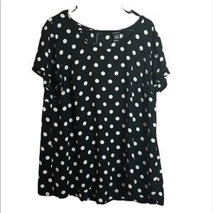Torrid Black and White Polka Dot Short Sleeve Pleated Back Flowy Blouse
